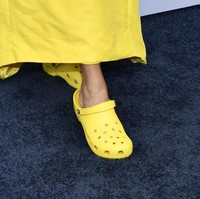 Ada alasan kenapa aktris yang populer lewat serial ‘Suddenly Susan’ ini memakai Crocs alih-alih high heels. Foto: Evan Agostini/AP
