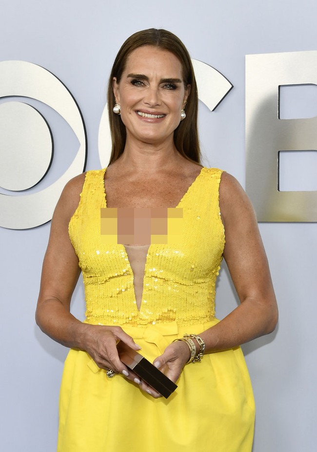 Sebagai pelengkap gaya, Brooke Shields memakai clutch warna gold dengan satu set perhiasan emas. Foto: Evan Agostini/AP