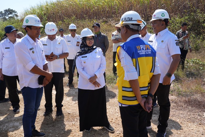 Bupati Blitar Rini Syarifah mengecek JLS
