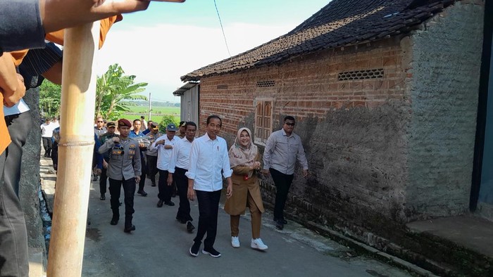 Bupati Klaten Sri Mulyani mendampingi Presiden Indonesia Joko Widodo (Jokowi) melakukan peninjauan di Dusun Jasan, Desa Tumpukan, Kecamatan Karangdowo.