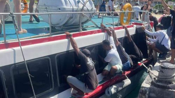 Calo transportasi yang viral karena mencari penumpang secara paksa saat fast boat bersandar di Dermaga Rakyat, Pelabuhan Padangbai, Karangasem, Bali. (Foto: Istimewa)
