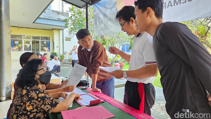 Calon siswa mendatangi SMAN 2 Semarapura, Klungkung, untuk memastikan PPDB, Rabu (19/6/2024). (I Putu Budikrista Artawan/detikBali)