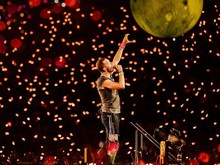 Abis Viral, Chris Martin Kasih Warning ke Penonton Konser Coldplay Abis Viral, Chris Martin Kasih Warning ke Penonton Konser Coldplay