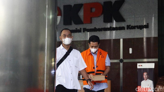 Dalami Kasus Gus Mudhlor, KPK Periksa Kepala BPPD nonaktif Sidoarjo Kepala Badan Pelayanan Pajak Daerah (BPPD) nonaktif Kabupaten Sidoarjo Ari Suryono usai menjalani pemeriksaan di gedung KPK, Jakarta, Rabu (19/6/2024). Ari Suryono diperiksa KPK sebagai tersangka terkait kasus dugaan korupsi pemotongan insentif pegawai di lingkungan Badan Pelayanan Pajak Daerah (BPPD) Kabupaten Sidoarjo. Perkara ini menyeret bupati nonaktif Sidoarjo Ahmad Muhdlor Ali yang telah ditetapkan sebagai tersangka dan ditahan.