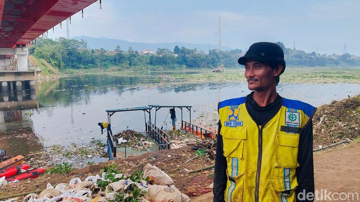 Dian, petugas yang diterjunkan tangani sampah di Sungai Citarum