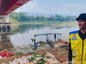Cerita Dian Berjibaku di Pulau Sampah Sungai Citarum