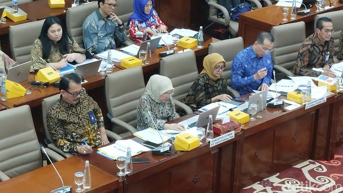 Dirut PT Indofarma Tbk (Berbatik, Jilbab Krem)