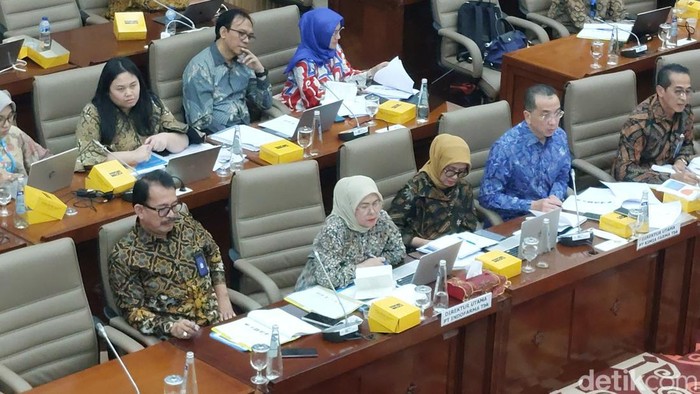 Dirut PT Indofarma Tbk (Berbatik, Jilbab Krem)