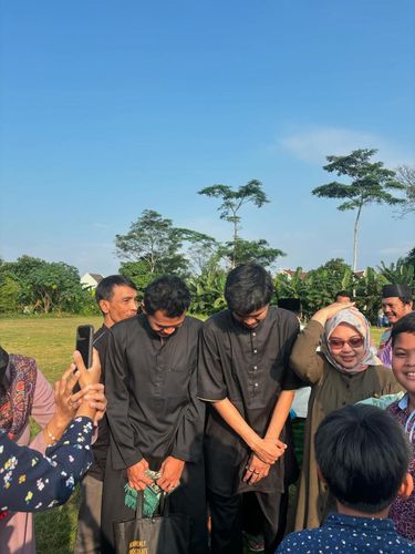 Duta Sheila on 7 menjadi sorotan usai salat Idul Adha. Emak-emak langsung foto selfie bikin heboh. Video tersebut langsung viral di media sosial