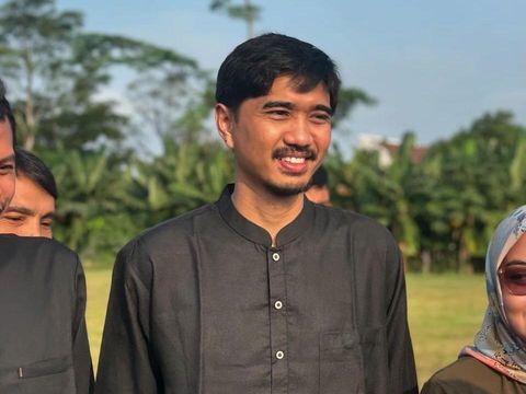 Duta Sheila on 7 menjadi sorotan usai salat Idul Adha. Emak-emak langsung foto selfie bikin heboh. Video tersebut langsung viral di media sosial