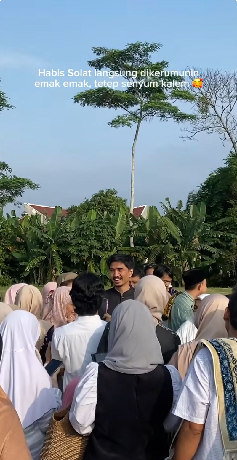 Duta Sheila on 7 menjadi sorotan usai salat Idul Adha. Emak-emak langsung foto selfie bikin heboh. Video tersebut langsung viral di media sosial.