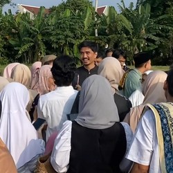 Duta Sheila On 7 Muncul di Masjid Buat Salat Idulfitri, Langsung Dikerubungi Fans