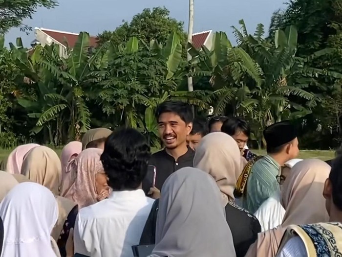 Duta Sheila on 7 menjadi sorotan usai salat Idul Adha. Emak-emak langsung foto selfie bikin heboh. Video tersebut langsung viral di media sosial.