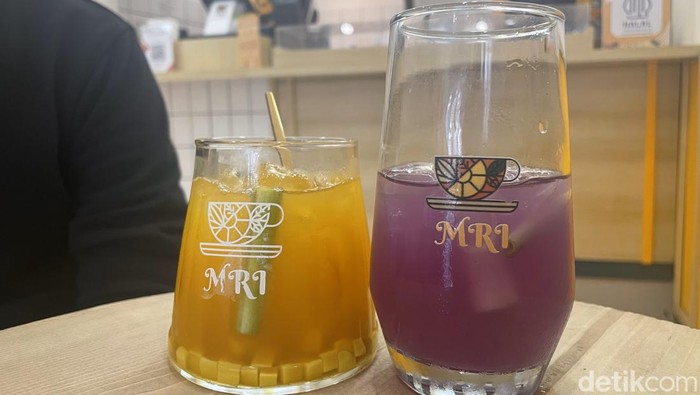 Es Bunga Telang dan Kunyit Booster yang tersedia di Minum Rempah Indonesia