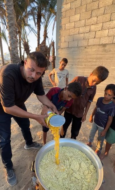 Food Blogger Ini Masak Indomie hingga Donat untuk Pengungsi di Gaza
