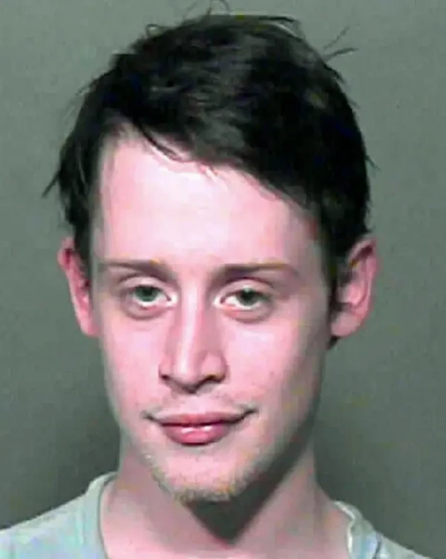 Pada 17 September 2004, polisi menghentikan Macaulay Culkin di jalan tol di Oklahoma, Amerika Serikat. Polisi menemukan marijuana, Xanax, dan Clonazepam di mobil bintang film Home Alone itu. Dia ditahan sebentar sebelum dibebaskan dengan jaminan. Foto: Instagram