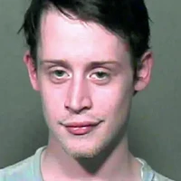 Pada 17 September 2004, polisi menghentikan Macaulay Culkin di jalan tol di Oklahoma, Amerika Serikat. Polisi menemukan marijuana, Xanax, dan Clonazepam di mobil bintang film Home Alone itu. Dia ditahan sebentar sebelum dibebaskan dengan jaminan. Foto: Instagram