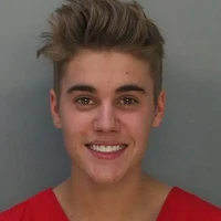Justin Bieber didakwa mengemudi dalam keadaan mabuk dan tanpa SIM serta melawan penangkapan pada 23 Januari 2014. Dia balapan dengan Lamborghini kuningnya melawan mobil sport lain di jalanan Miami, Amerika Serikat. Bieber mengaku bersalah mengemudi sembarangan dan melawan penangkapan. Suami Hailey Bieber itu diharuskan menyelesaikan 12 jam konseling, mengikuti program yang mengajarkan tentang dampak mengemudi dalam keadaan mabuk, serta menyumbangkan $50.000 kepada Organisasi Our Kids. Foto: Instagram
