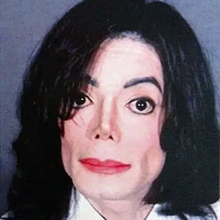 Micahel Jackson ditahan pada 20 November 2003, atas beberapa tuduhan dugaan pelecehan terhadap anak laki-laki berusia 13 tahun. Namun saat diadili oleh pengadilan, penyanyi yang meninggal pada 25 Juni 2009 itu dibebaskan dari tuduhan tersebut. Foto: Instagram