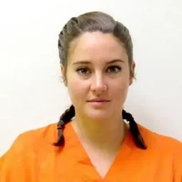 Pada Oktober 2016, aktris Shailene Woodley ditangkap dan didakwa dengan pelanggaran masuk tanpa izin dan berpartisipasi dalam kerusuhan. Bintang film Divergent itu ikut serta dalam protes menolak dibangunnya pipa minyak mentah yang dilakukan Dakota Access Pipeline di North Dakota. Dia mengaku bersalah dan menjalani hukuman masa percobaan selama satu tahun. Foto: Instagram
