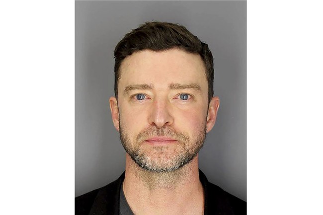 Justin Timberlake ditangkap oleh kepolisian New York City karenna mengemudi sambil mabuk. Justin sempat ditahan di Sag Harbor pada Selasa (18/6/2024). Mengutip dokumen pengadilan, pelantun Sexy Back itu disebut dalam kondisi mabuk ketika dia diberhentikan setelah melewati tanda berhenti. Foto: Instagram
