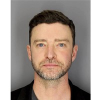 Justin Timberlake ditangkap oleh kepolisian New York City karenna mengemudi sambil mabuk. Justin sempat ditahan di Sag Harbor pada Selasa (18/6/2024). Mengutip dokumen pengadilan, pelantun Sexy Back itu disebut dalam kondisi mabuk ketika dia diberhentikan setelah melewati tanda berhenti. Foto: Instagram