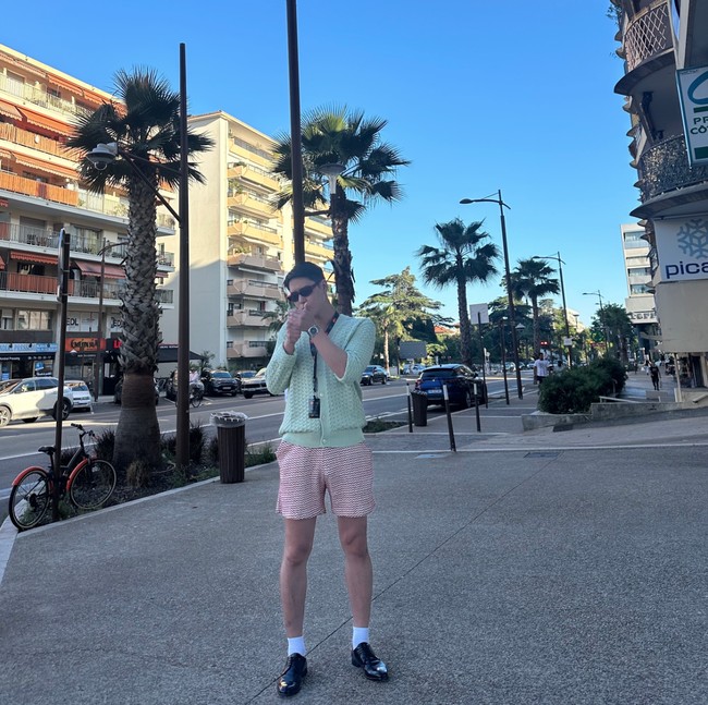 Sulit dipahami orang awam. Go Kyung Pyo akhirnya menjelaskan gaya berpakaiannya saat tampil di acara televisi ‘The Seasons: ZICO’s Artist’ pada Jumat (14/6/2024). Foto: dok. Instagram @kopular