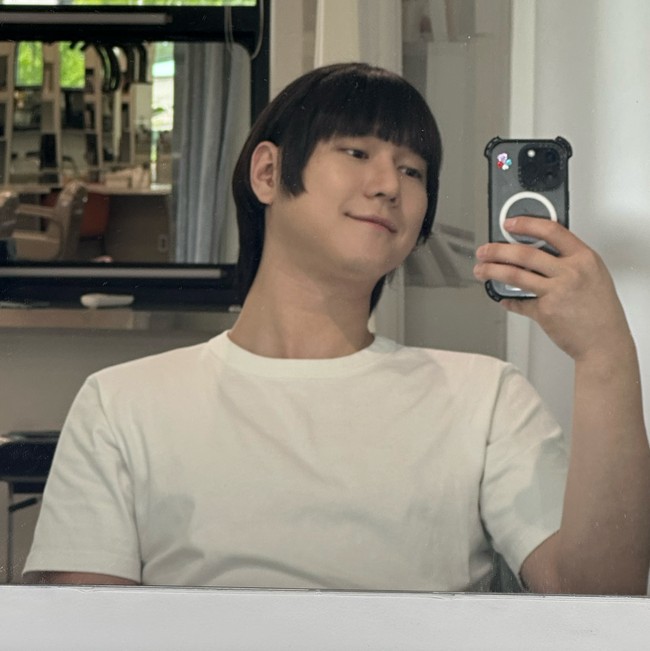 Bintang drama Korea Frankly Speaking itu dikenal berani tampil beda. Sebelumnya Go Kyung Pyo mengaku ingin punya potongan rambut hime cut. Meski disebut bak karakter anime wanita, dia tak punya project film yang mengharuskannya potong rambut. Foto: dok. Instagram @kopular