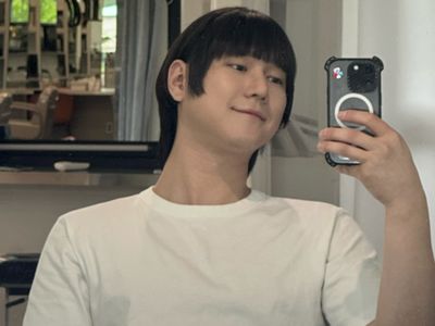 7 Foto OOTD Go Kyung Pyo, Gaya Nyentriknya Viral Ada yang Pakai Rok