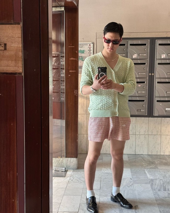 Go Kyung Pyo kerap membagikan foto OOTD di Instagram. Salah satunya viral memperlihatkan aktor 34 tahun itu memakai celana kulot yang disangka rok panjang. Foto: dok. Instagram @kopular