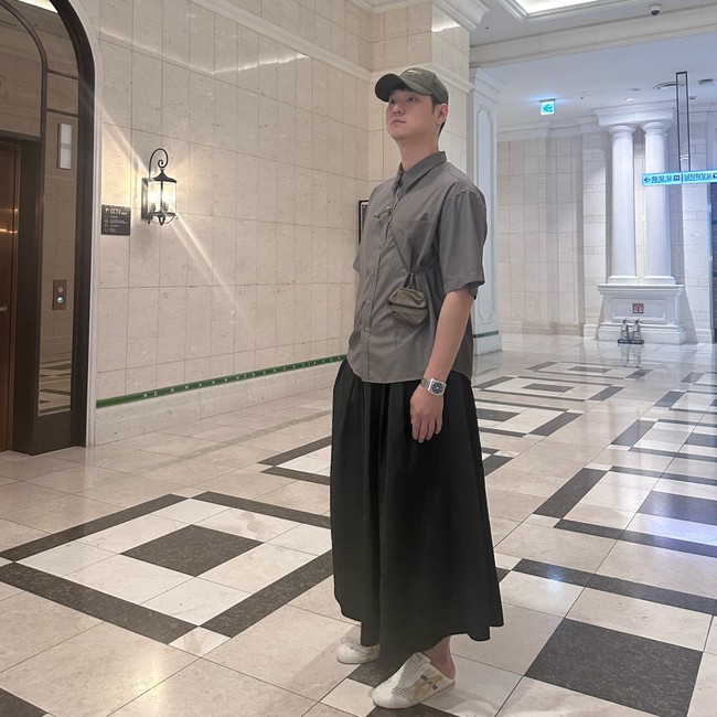 “Gaya antum dari kemaren kenapa ya? Coba sini cerita dulu,” “bang, kirain lg dlm masjid trs sarungan😭” “ya ampun, mas. 😂😂 lama2 jadi akun lawak ini IG nya,” komentar sejumlah penggemar di bawah unggahan foto Go Kyung Pyo. Foto: dok. Instagram @kopular