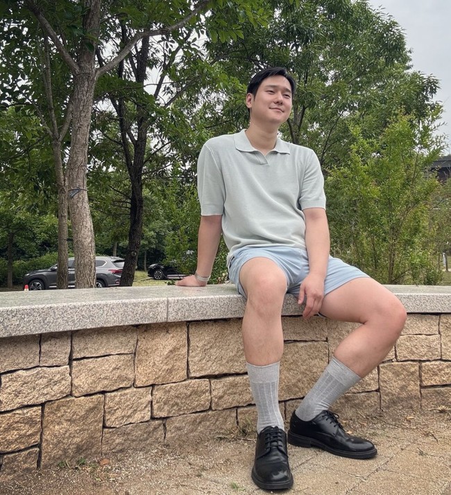 Rekan artis Korea termasuk Gong Hyo Jin meramaikan fotonya dan menulis, “Masalah terbesarnya adalah sepatu hitamnya.” Sedangkan komedian Kwon Hyuk Soo mengatakan, “Kamu membuat keributan karena memakai baju tunawisma dari tempat pemandian. Kamu harus kembali secepatnya.” Foto: dok. Instagram @kopular