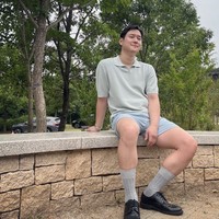 Rekan artis Korea termasuk Gong Hyo Jin meramaikan fotonya dan menulis, “Masalah terbesarnya adalah sepatu hitamnya.” Sedangkan komedian Kwon Hyuk Soo mengatakan, “Kamu membuat keributan karena memakai baju tunawisma dari tempat pemandian. Kamu harus kembali secepatnya.” Foto: dok. Instagram @kopular