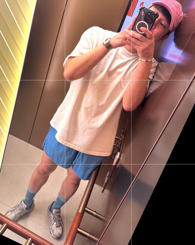 “Itu semua disengaja.” “Mari sebarkan beritanya. Siapa bilang ada jawaban pasti di dunia ini? Tak mudah untuk terlihat keren seperti aku dengan baju ini,” ujar Go Kyung Pyo di acara televisi yang dipandu ZICO. Foto: dok. Instagram @kopular