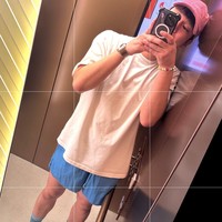 “Itu semua disengaja.” “Mari sebarkan beritanya. Siapa bilang ada jawaban pasti di dunia ini? Tak mudah untuk terlihat keren seperti aku dengan baju ini,” ujar Go Kyung Pyo di acara televisi yang dipandu ZICO. Foto: dok. Instagram @kopular