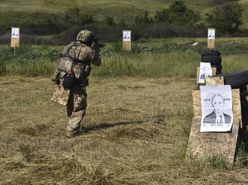 Foto Putin Jadi Sasaran Latihan Tembak Militer Ukraina
