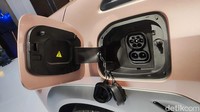 Varian eksklusif menggunakan baterai magazine lithium ferro-phosphate (LFP) berkapasitas 50,6 kwh dengan jarak tempuh maksimum 410 km. Sementara varian premium menggunakan jenis baterai yang sama dengan kapasitas lebih besar, yakni 63,2 kwh dengan jarak tempuh 490 km. Foto: Septian Farhan Nurhuda/detik.com