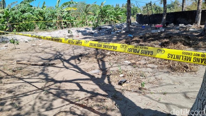 Garis polisi terpasang di lokasi ledakan petasan di halaman asrama Al-Abror, Pondok Pesantren (Ponpes) Hamalatul Quran, Patihan, Gedangsari, Sanden, Bantul, Rabu (19/6/2024).