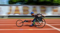 Para atlet berlatih dengan gigih di Lapangan Koni Jabar.  