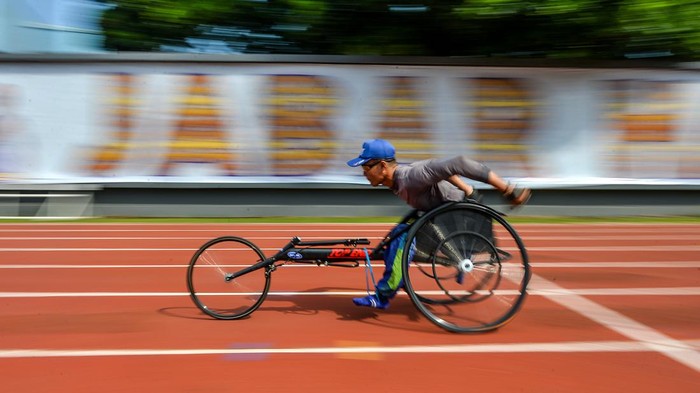 Atlet balap kursi roda cabang olahraga atletik mengikuti sesi latihan di Lapangan Koni Jabar, Bandung, Jawa Barat, Rabu (19/6/2024). National Paralympic Committee Indonesia (NPCI) Jawa Barat akan mengirimkan 75 atlet pada cabang olahraga atletik untuk bertanding pada ajang Pekan Paralimpik Nasional (Peparnas) XVII pada Oktober 2024 mendatang. ANTARA FOTO/Raisan Al Farisi/rwa.