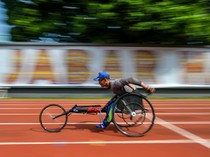 Gigihnya Atlet Balap Kursi Roda Latihan untuk Peparnas 2024