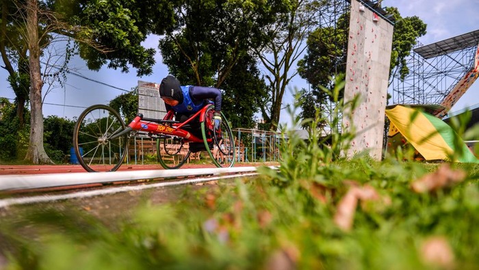 Gigihnya Atlet Balap Kursi Roda Latihan untuk Peparnas 2024 Atlet balap kursi roda cabang olahraga atletik mengikuti sesi latihan di Lapangan Koni Jabar, Bandung, Jawa Barat, Rabu (19/6/2024). National Paralympic Committee Indonesia (NPCI) Jawa Barat akan mengirimkan 75 atlet pada cabang olahraga atletik untuk bertanding pada ajang Pekan Paralimpik Nasional (Peparnas) XVII pada Oktober 2024 mendatang. ANTARA FOTO/Raisan Al Farisi/rwa.