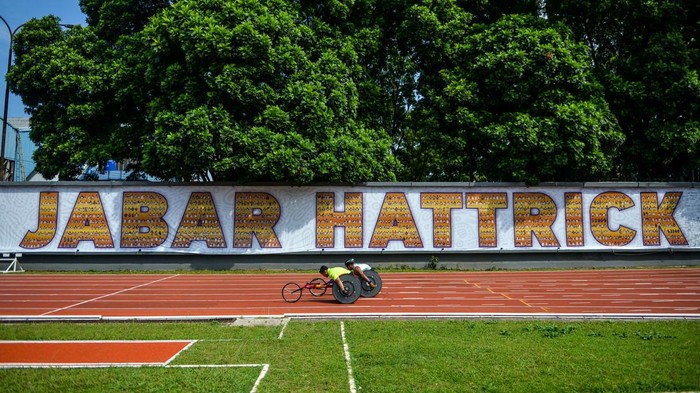 Atlet balap kursi roda cabang olahraga atletik mengikuti sesi latihan di Lapangan Koni Jabar, Bandung, Jawa Barat, Rabu (19/6/2024). National Paralympic Committee Indonesia (NPCI) Jawa Barat akan mengirimkan 75 atlet pada cabang olahraga atletik untuk bertanding pada ajang Pekan Paralimpik Nasional (Peparnas) XVII pada Oktober 2024 mendatang. ANTARA FOTO/Raisan Al Farisi/rwa.