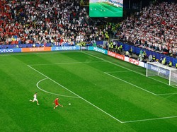 Jelang akhir laga Kerem Akturkoglu menceploskan bola ke gawang kosong Georgia dan memastikan kemangan Turki 3-1. REUTERS/Leon Kuegeler.  