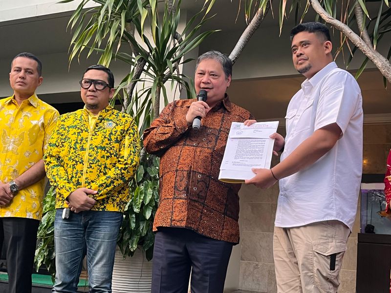 Partai Golkar resmi mendukung Bobby Nasution maju Pilgub Sumut 2024. Ketum Partai Golkar, Airlangga Hartarto, secara resmi menyerahkan surat rekomendasi atau dukungan kepada Bobby.
