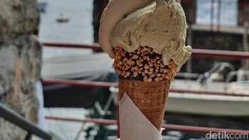 Di bagian belakang disematkan tiga kamera dengan konfigurasi: kamera utama menggunakan sensor Sony LYT-808 50MP dengan OIS bawaan, kamera telefoto 50MP, dan kamera ultrawide 8MP. Foto: Rachmatunnisa