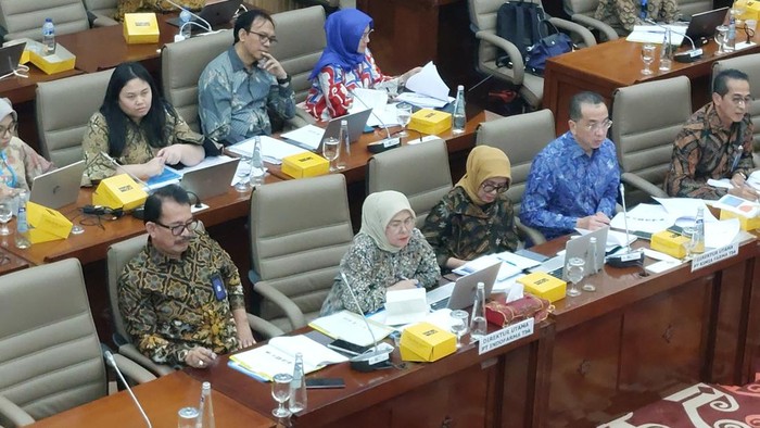 Direksi BUMN Farmasi dari kiri ke kanan Dirut Indofarma kedua dari kiri (melihat laptop).