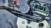 Sementara untuk fiturnya tak ada yang spesial. Honda Ruckus masih menggunakan pencahayaan halogen, panel instrumen analog, kunci konvensional dan tanpa soket pengisian daya ponsel. Foto: Doc. Honda Powersport USA.
