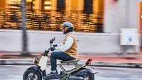 Honda Ruckus merupakan motor bertenaga kecil yang dipasarkan di bawah brand Camp Pinkanok. Kendaraan itu menggunakan mesin SOHC 49 cc bersilinder tunggal dengan pendingingin cairan. Sayangnya tak diketahui pasti berapa tenaga dan torsi yang bisa dihasilkan. Foto: Doc. Honda Powersport USA.