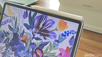 MatePad 11.5 S turut ditemani Smart Magnet keyboard dan Huawei M-Pencil generasi ke-3 yang dilengkapi oleh 10.000+ tingkat sensitivitas tekanan, respon yang lebih cepat, kontrol ketebalan garis yang lebih sensitif, serta ketukan yang lebih bersih. Foto: Adi Fida Rahman/detikINET